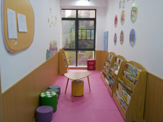 长沙县茁越儿童服务中心图书室一角